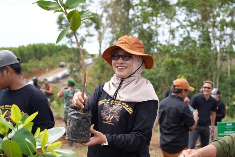 Sekretaris Daerah (Sekda) Kalimantan Timur (Kaltim) Sri Wahyuni menyebut Gerakan Penanaman Serempak 2024 adalah bagian dari mendukung Provinsi Kaltim melaksanakan program penurunan emisi karbon.