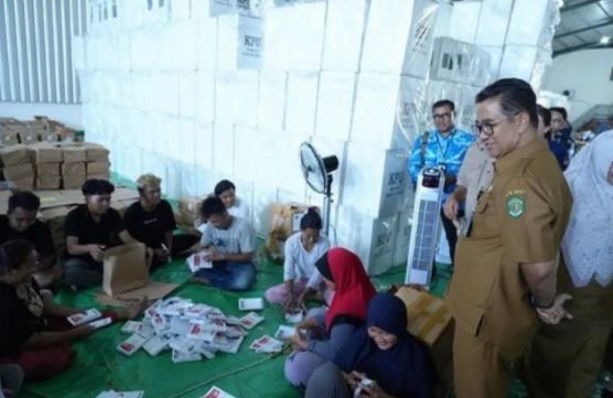 Pj Gubernur Minta KPU Terus Koordinasikan Pendistribusian Logistik Pemilu
Telah dibaca : 744 Kali.
Penjabat (Pj) Gubernur Kalimantan Timur (Kaltim) Akmal Malik meminta Komisi Pemilihan Umum (KPU) di daerah untuk berkoordinasi dengan Pemprov Kaltim apabila terdapat kendala, terutama terkait pendistribusian logistik Pemilu.