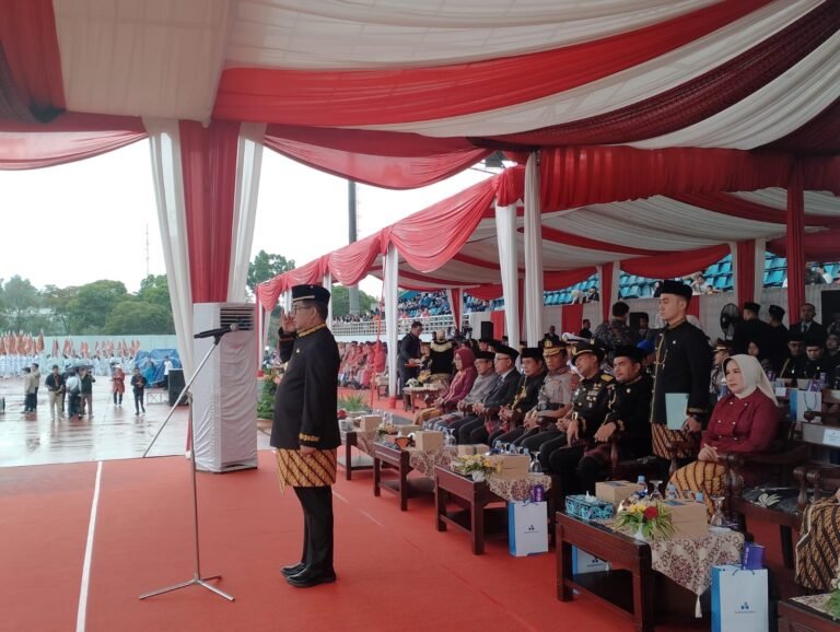 Dalam peringatan Hari Ulang Tahun Ke-67 Provinsi Kalimantan Timur (Kaltim), Pejabat Gubernur Kalimantan Timur (Pj) Akmal Malik menjadi pembina upacara di Stadion Gelora Kadrie Oening, Selasa (9/1/2024).