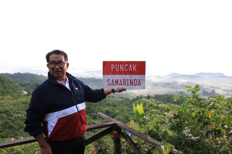 Pj Gubernur Kalimantan Timur (Kaltim) Akmal Malik melihat langsung spot potensi wisata Samarinda yakni Puncak Samarinda di Berambai, Desa Pampang, Kecamatan Samarinda Utara, Rabu (10/1/2024).