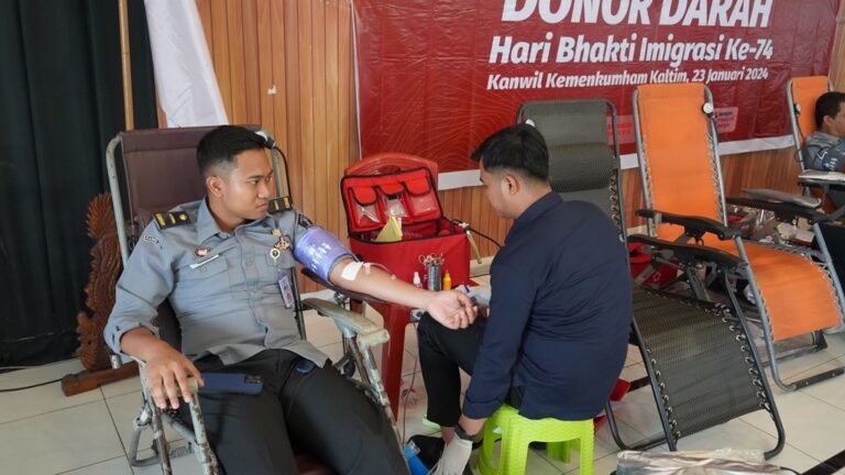 Rangkaian Hari Imigrasi, Kemenkumham Kaltim Gelar Donor Darah
Telah dibaca : 805 Kali.
Kantor Wilayah Kemenkumham Kalimantan Timur (Kaltim( bersama Kantor Imigrasi Kelas I TPI Samarinda menggelar Donor Darah bertempat di Aula Belakang Kantor Wilayah kegiatan ini bekerja sama dengan Unit Donor Darah (UDD) PMI Kota Samarinda.