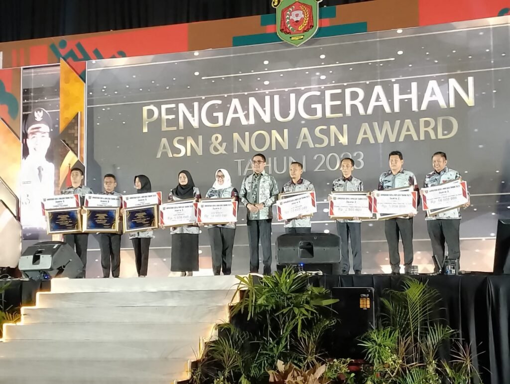 ASN dan Non ASN Award 2023, Andi Harun Ajak Tingkatkan Kinerja Pelayanan Publik Pemerintah Kota Samarinda, Kalimantan Timur (Kaltim), gelar acara Penganugerahan ASN dan Non ASN Award sebagai wujud apresiasi pemkot pada kinerja di tahun 2023, Kamis (25/1/2024).