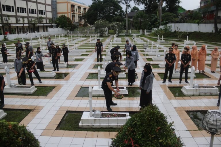 Peringatan Hari Bhakti Imigrasi (HBI) digelar dengan Upacara Tabur Bunga di Taman Makam Pahlawan (TMP) Kesuma Bangsa Samarinda.