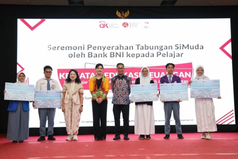 Tingkatkan Literasi Keuangan, BNI dan OJK Ajak Pelajar Kenali Program SiMuda
Telah dibaca : 812 Kali.
PT Bank Negara Indonesia (Persero) Tbk bersama Otoritas Jasa Keuangan (OJK) menggelar edukasi keuangan bagi pelajar SMA/sederajat di wilayah Jakarta Selatan.