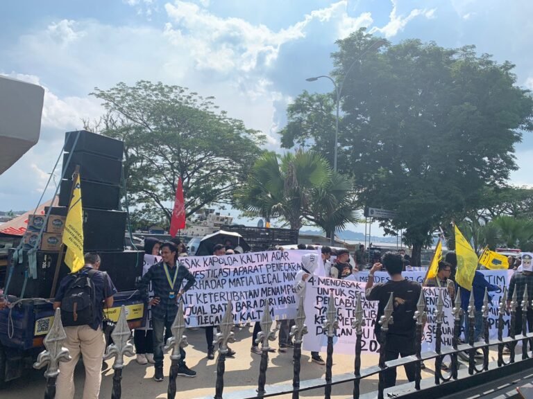 Puluhan mahasiswa dari Aliansi Mahasiswa Penggerak dan Pembaharu menggelar aksi protes di depan Kantor Gubernur Kalimantan Timur, Kamis (4/1/2024),