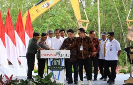 Investor Balikpapan Bangun Pergudangan di IKN, Tahap Awal Rp100 Miliar
Telah dibaca : 858 Kali.
Presiden Republik Indonesia (RI) Joko Widodo (Jokowi) mengaku bangga dan bahagia atas keterlibatan investor lokal Kaltim dari Balikpapan yang membangun pergudangan di kawasan Ibu Kota Nusantara (IKN).