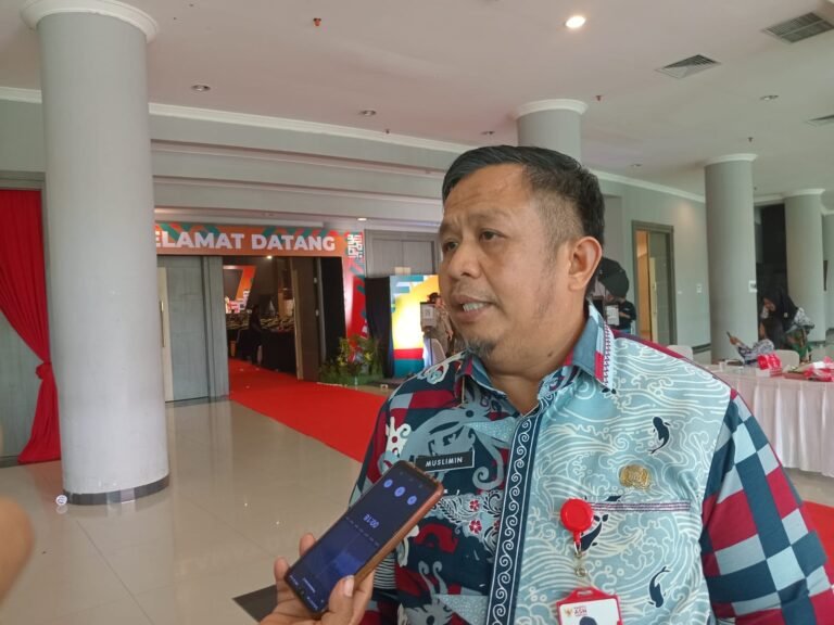 Raih Penghargaan Terbaik I, Kadisporapar Janji akan Tingkatkan Kinerja
Telah dibaca : 799 Kali.
Kepala Dinas Pemuda Olahraga dan Pariwisata (Disporapar) Samarinda, Kalimantan Timur (Kaltim), Muslimin, meraih penghargaan Terbaik I dalam kategori Pejabat Pimpinan Tinggi Pratama Teladan.