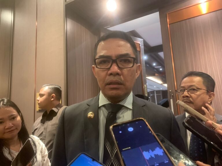 Wali Kota Samarinda Kalimantan Timur (Kaltim), Andi Harun mengimbau seluruh Aparatur Sipil Negara (ASN) untuk wajib turun ke tempat pemungutan suara (TPS) pada pemilihan umum (Pemilu) 2024 agar menjadi contoh di masyarakat.