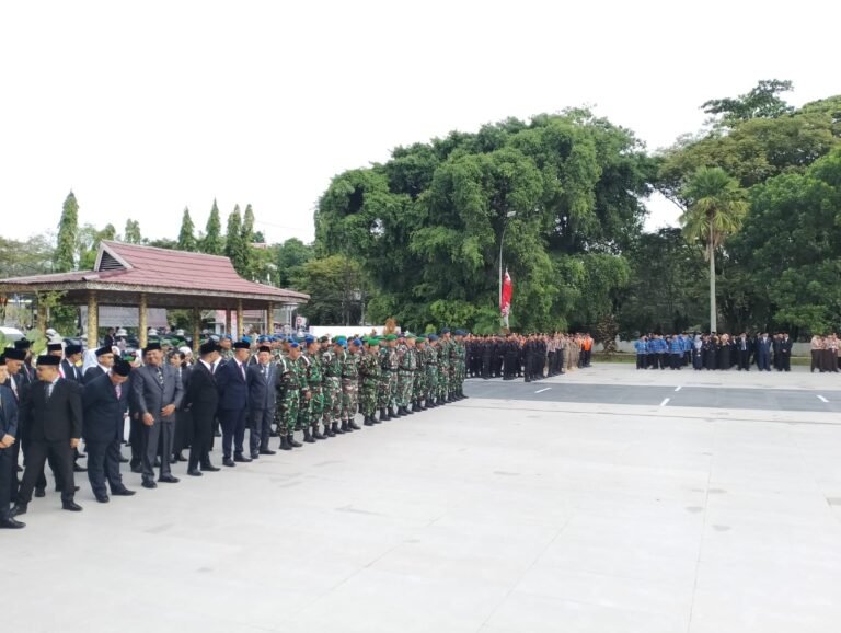 Andi Harun Ingatkan, Nikmat Saat Ini Hasil Perjuangan Pahlawan yang Tak Pernah Menyerah
Telah dibaca : 806 Kali.
Pemerintah Kota (Pemkot) Samarinda menggelar upacara penghormatan dan ziarah ke Taman Makam Pahlawan (TMP) Kesuma Bangsa, Samarinda, Kalimantan Timur, Jumat (19/1/2024).