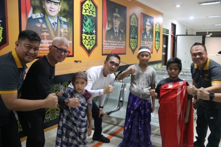 Kantor Imigrasi Kelas I Tim Penilai Internal (TPI) Samarinda, Kalimantan Timur (Kaltim), menggelar khitanan massal.