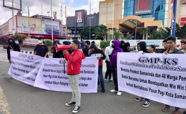 Belasan mahasiswa yang tergabung dalam Gerakan Mahasiswa Peduli Kota Samarinda (GMP-KS), menggelar aksi protes di simpang empat Lembuswana Samarinda, Kalimantann Timur (Kaltim), Jumat (9/2/2024).