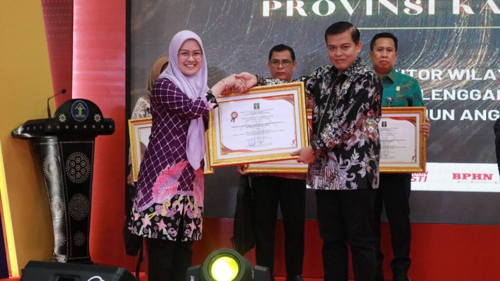 Kantor Wilayah Kemenkumham Kalimantan Timur (Kaltim) menerima penghargaan kategori Prasaja dengan Kinerja Penyelenggara Bantuan Hukum terbaik di Daerah Tahun Anggaran 2022 sampai 2023.