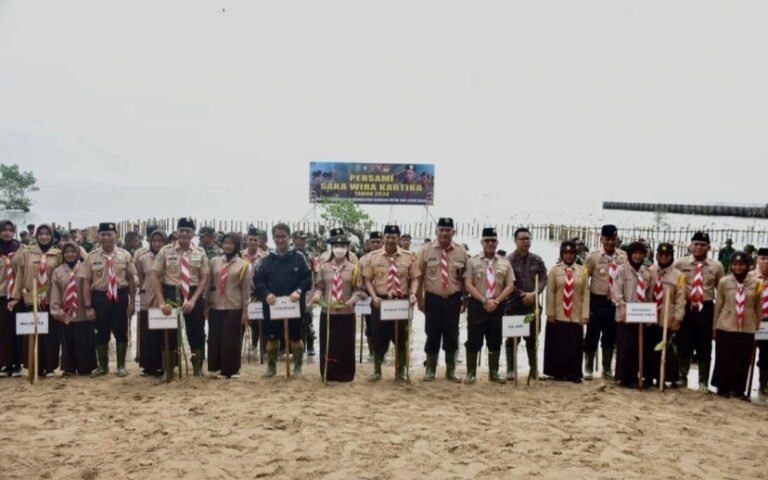 Pj Gubernur Sambut Baik Persami yang Dirangkai Penanaman Bibit Mangrove
Telah dibaca : 809 Kali.
Penjabat (Pj) Gubernur Kalimantan Timur (Kaltim) Akmal Malik menyambut baik Perkemahan Sabtu-Minggu (Persami) Gerakan Pramuka Saka Wira Kartika yang dirangkai dengan penanaman bibit mangrove di Pesisir Pantai Lamaru Balikpapan.