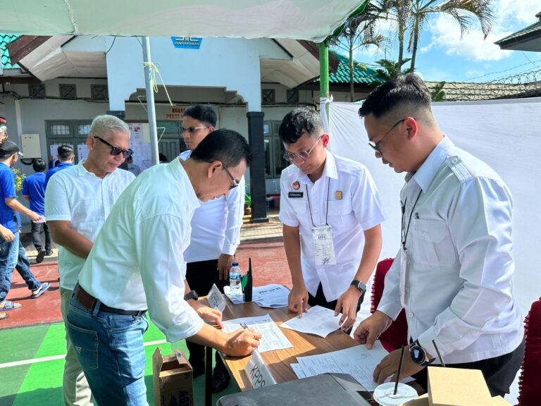 Pada Pemilihan Umum 2024, Kepala Kantor Wilayah Kementerian Hukum dan HAM (Kakanwil Kemenkumham) Kalimantan Timur (Kaltim), Gun Gun Gunawan, menunjukkan komitmen kuatnya terhadap demokrasi dengan turut serta dalam proses pemilihan.