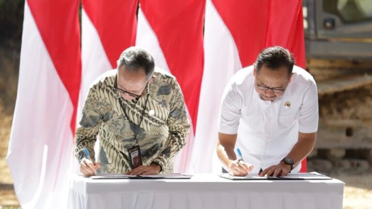 Disaksikan Presiden RI Joko Widodo, Ketua Dewan Komisioner Otoritas Jasa Keuangan (OJK), Mahendra Siregar dan Kepala Otorita IKN Bambang Susantono, menandatangani kesepakatan rencana pembangunan gedung kantor OJK di IKN.