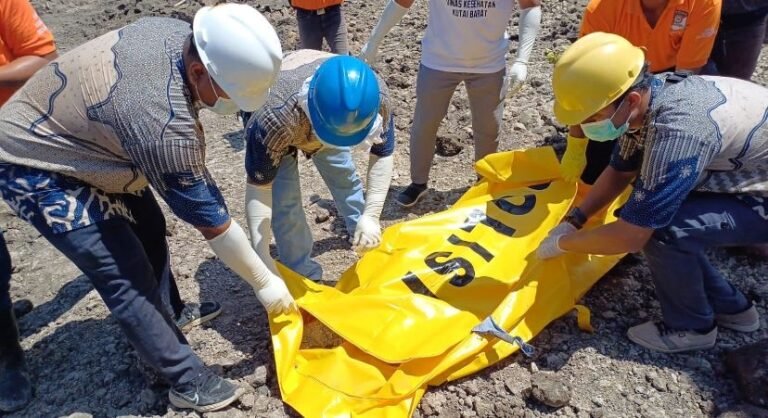 Kapolres Kutai Barat (Kubar) AKBP Kade Budiyarta melalui Kasat Reskrim AKP Asriadi mengungkapkan telah terjadi insiden seseorang meninggal dunia akibat terlindas buldoser.