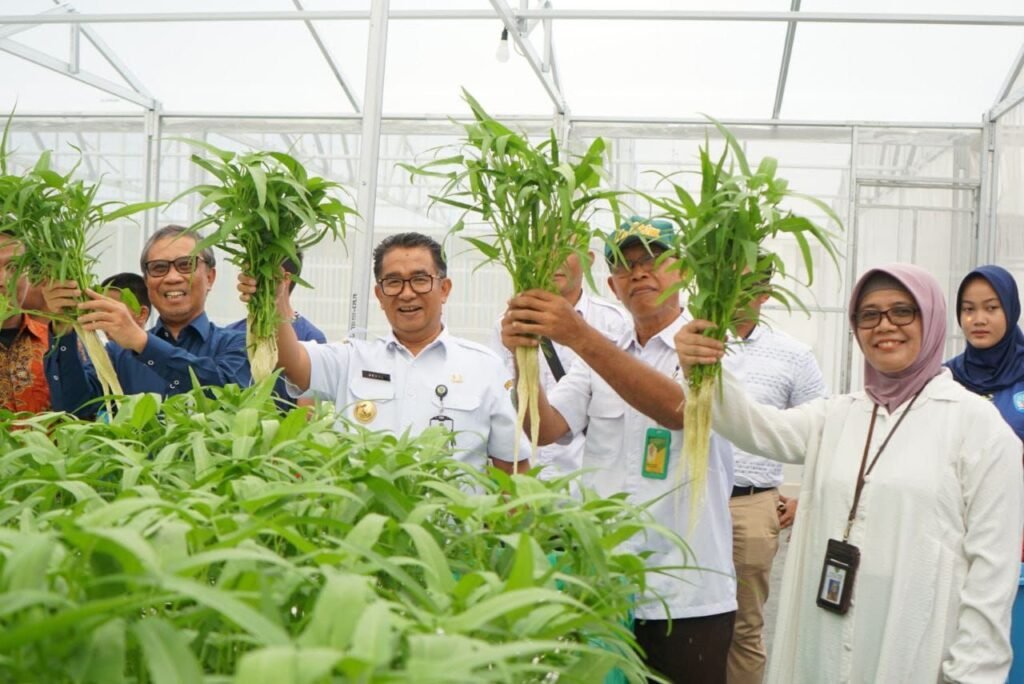 Akmal Senang Siswa SKOI Konsumsi Makanan Bergizi dari Greenhouse Sendiri Penjabat (Pj) Gubernur Kalimantan Timur (Kaltim) mengatakan kecukupan gizi untuk siswa-siswi di Sekolah Khusus Olahragawan Internasional (SKOI) Kaltim harus disiapkan dengan baik sebagai para calon atlet Kaltim dan Indonesia masa depan.