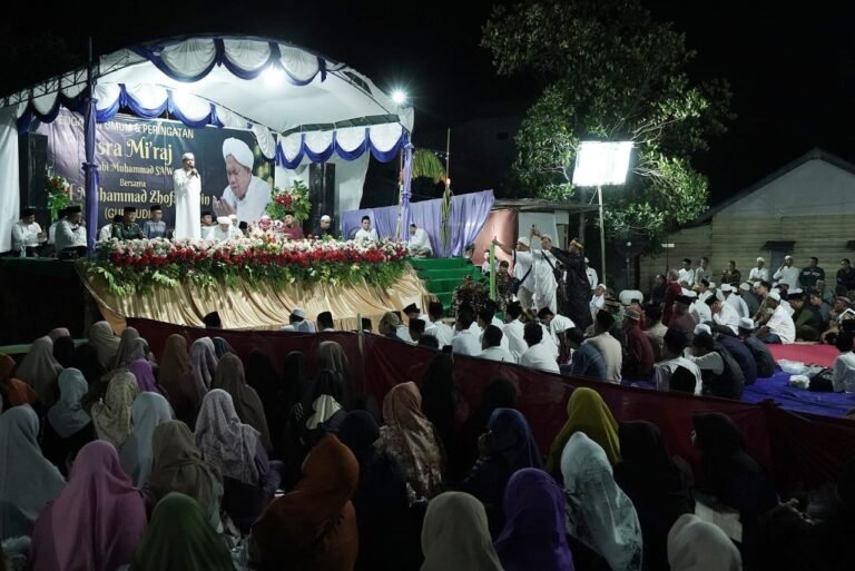 Perayaan Isra Mi’raj Bersama Guru Udin, Andi Harun Ajak Masyarakat Perkuat Keimanan
Telah dibaca : 821 Kali.
Wali Kota Samarinda Andi Harun turut meramaikan perayaan Isra Mi'raj Nabi Muhammad SAW yang diadakan di Langgar Ar-Rachim, Samarinda, Kalimantan Timur (Kaltim), Selasa (20/2/2024) malam.