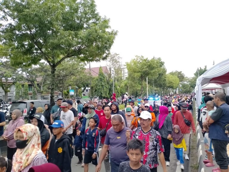 Jalan Santai dan Makan Bersama dalam rangka memeriahkan Hari Jadi Kota Samarinda ke-356 dan HUT Pemkot Samarinda ke-64 dibanjiri antusiasme masyarakat.