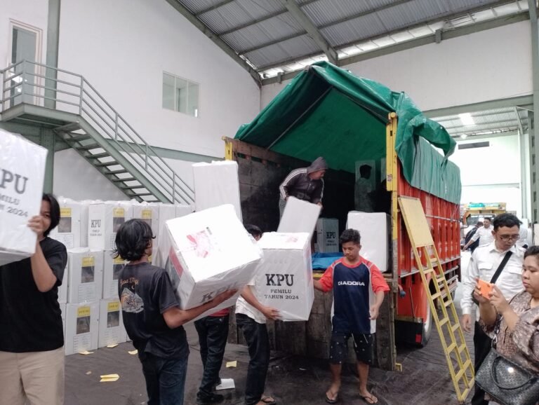 Komisi Pemilihan Umum (KPU) Kota Samarinda, Kalimantan Timur (Kaltim), memulai pendistribusian barang logistik Pemilu 2024 dari Gudang Logistik KPU Samarinda di Jalan Teuku Umar, Senin (12/2/2024).