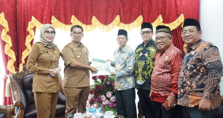 Potensi Zakat Besar, Akmal Malik Sebut Warga Harus Dapat Dampak Kekayaan Alam Kaltim
Telah dibaca : 811 Kali.
Penjabat (Pj) Gubernur Kalimantan Timur (Kaltim) Akmal Malik menyebut Benua Etam memiliki potensi yang sangat besar dalam pengumpulan zakat.