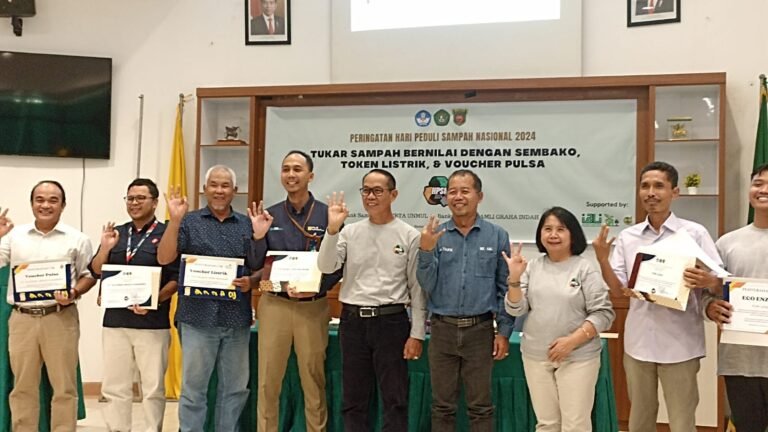 Rusmadi Ingatkan, Sepotong Sampah Tak Dikelola Dapat Menyebabkan Malapetaka
Telah dibaca : 764 Kali.
Wakil Wali Kota Samarinda, Kalimantan Timur (Kaltim), Rusmadi Wongso, menegaskan bahwa penanganan sampah harus menjadi kebiasaan dan bahkan gaya hidup bagi masyarakat, khususnya Kota Samarinda.