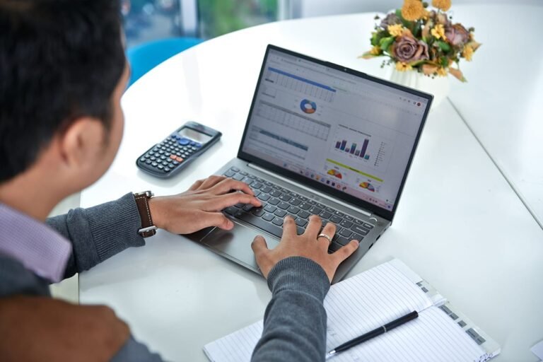 Di tengah perlambatan ekonomi global, pertumbuhan ekonomi Indonesia tetap kuat. Data Badan Pusat Statistik (BPS) menunjukkan pertumbuhan ekonomi triwulan IV 2023 tumbuh 5,04 persen Year on Year (yoy).