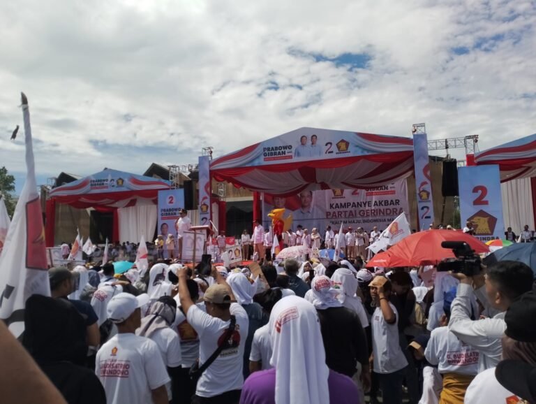 Prabowo Subianto dan Gibran Rakabuming Raka, yang mencalonkan diri sebagai pasangan presiden dan wakil presiden dengan nomor urut dua, dielu-elukan sebagai pemimipin masa depan Indonesia.