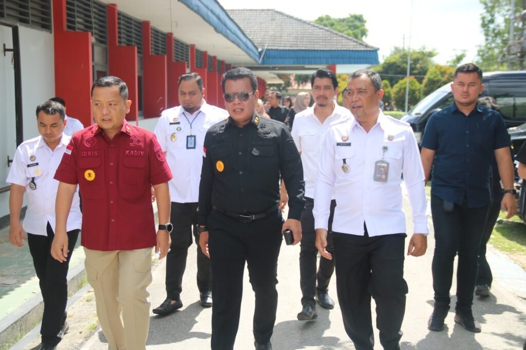 Setjen Kemenkumham Tinjau Persiapan Tempat Kerja dan Tinggal ASN Selama Dinas di IKN Sekretariat Jenderal (Setjen) Kementerian Hukum dan Hak Asasi Manusia (Kemenkumham) dipimpin Kepala Biro Umum Masjuno, meninjau beberapa lokasi d Ibu Kota Nusantara (IKN), Rabu (28/2/2024).