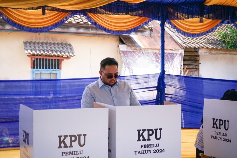 Anggota Komisi I DPRD Kota Samarinda, Provinsi Kalimantan Timur, Afif Rayhan Harun menyampaikan kegembiraannya usai menggunakan hak suaranya di TPS 22 RT 19, Kelurahan Sempaja Timur, Kecamatan Samarinda Utara, Rabu (14/2/2024).