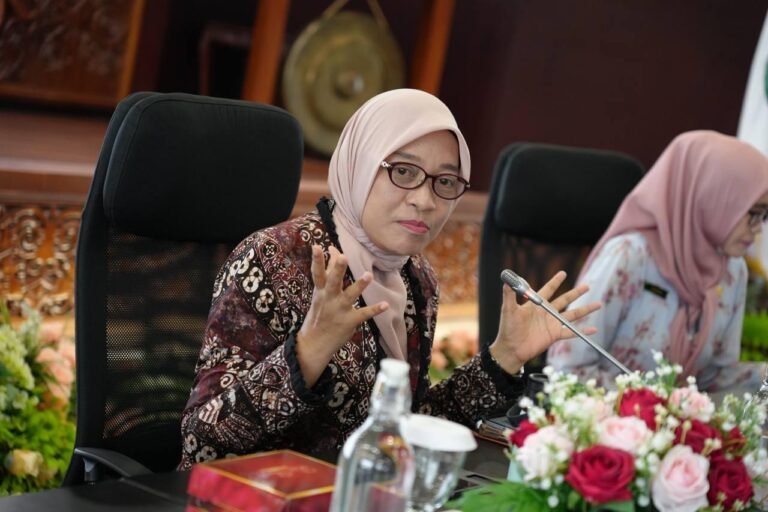 Akomodasi MTQ Nasional, Sekda Tegaskan Tak Boleh Ada Kenaikan Harga Kamar Hotel
Telah dibaca : 768 Kali.
Sekretaris Daerah (Sekda) Provinsi Kalimantan Timur (Kaltim) Sri Wahyuni meminta agar hotel-hotel bisa memberikan pelayanan dengan baik untuk peserta dan tamu undangan Musabaqah Tilawatil Qur’an (MTQ) Nasional XXX Tahun 2024.