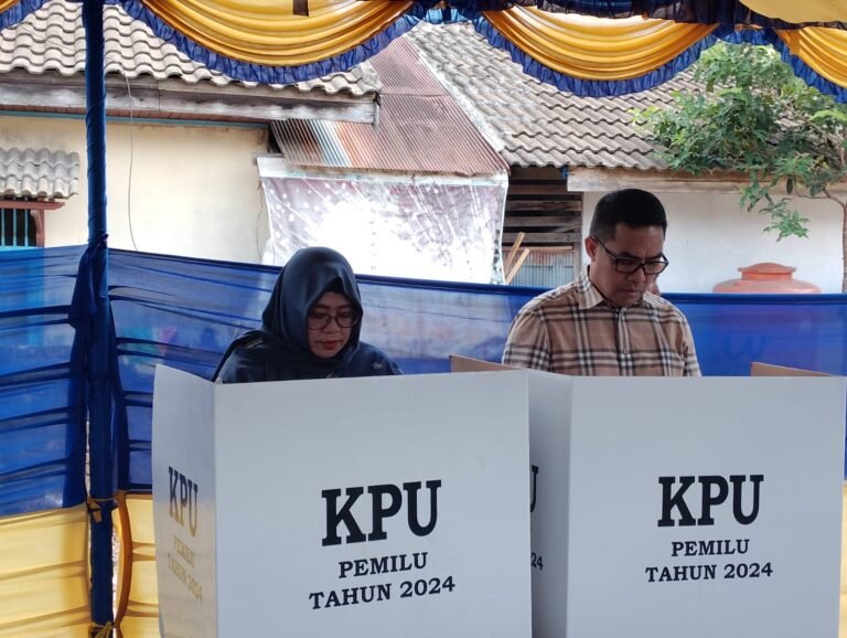Wali Kota Samarinda Andi Harun melaksanakan kewajiban untuk menyalurkan hak suaranya pada Pemilu 2024 di TPS 22 RT 19, Kelurahan Sempaja Timur, Kecamatan Samarinda Utara, Samarinda, Kalimantan Timur (Kaltim), Rabu (14/2/2024).