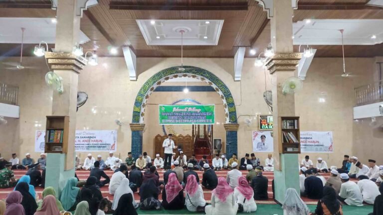 Wali Kota Samarinda Andi Harun, bersama jajaran Pemerintah Kota (Pemkot) Samarinda melakukan Safari Ramadan ke-2 di Masjid Ash Sahbirin, Jalan Bung Tomo, Kelurahan Sungai Keledang, Samarinda Seberang, Kalimantan Timur (Kaltim), Kamis (21/3/2024).