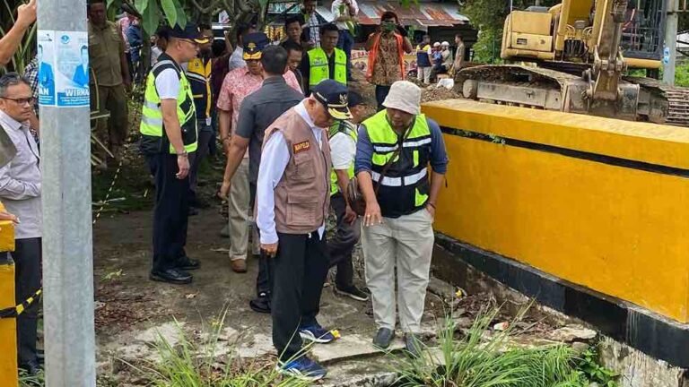 Akibat curah hujan yang sangat tinggi, akses jembatan penghubung menuju Bandara Internasional Minangkabau, Padang, Sumatera Barat (Sumbar) ditutup sementara sejak Jumat (8/3/2024).