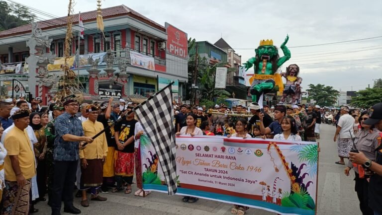 Wali Kota Samarinda Kalimantan Timur (Kaltim), Andi Harun menghadiri sekaligus membuka kegiatan mengarak Ogoh-ogoh menuju Hari Suci Nyepi Tahun Baru Saka 1946 umat Hindu di Kota Samarinda, Minggu (10/3/2024).