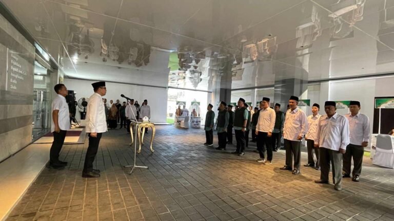 Wali Kota Samarinda Kalimantan Timur (Kaltim) Andi Harun secara resmi melantik pengurus Badan Amil Zakat Nasional (Baznas) Samarinda periode 2021-2026 dan pengurus Badan Wakaf Indonesia (BWI) Samarinda periode 2022-2025, Rabu (27/3/2024).