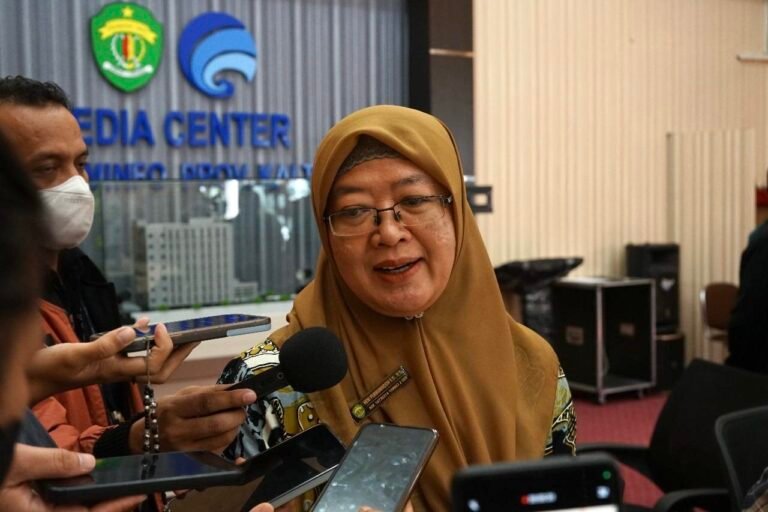 Kepala Dinas Perindustrian, Perdagangan, Koperasi, Usaha Kecil dan Menengah Kalimantan Timur (Kaltim) Heni Purwaningsih mengatakan mahalnya harga beras disebabkan harga pasokan dari luar yang juga meningkat.