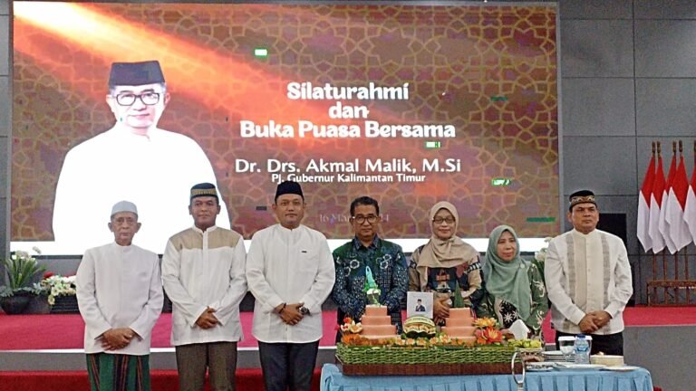 Genap 54 Tahun, Akmal Malik Gelar Buka Bersama dan Santunan Anak Yatim
Telah dibaca : 778 Kali.
Penjabat (Pj) Gubernur Kalimantan Timur (Kaltim) Akmal Malik gelar Buka Bersama dan Santunan Anak Yatim tepat di hari kelahirannya yang ke-54 tahun, di Gedung Odah Etam, Kantor Gubernur Kaltim, Sabtu (16/3/2024).