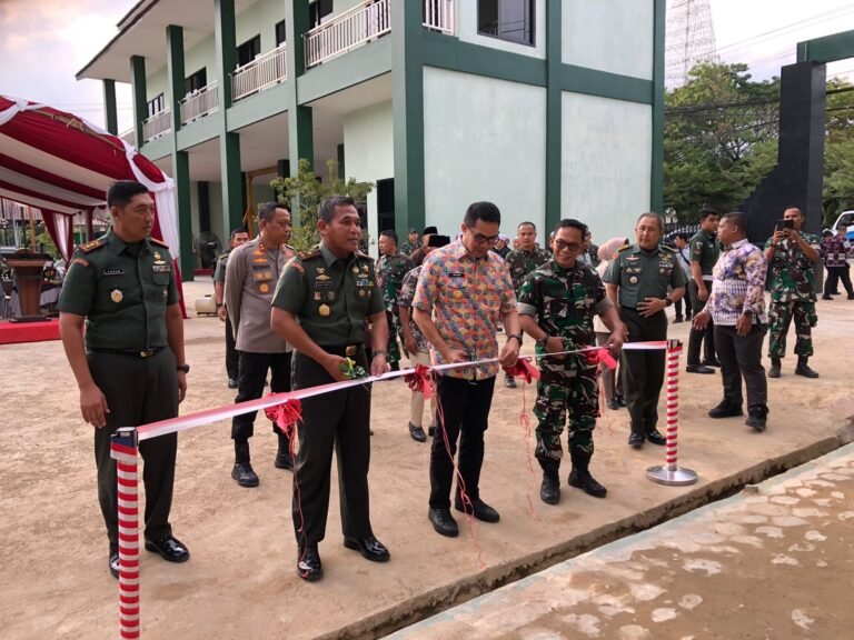 Wali Kota Samarinda Andi Harun meresmikan Kantor Detasemen Peralatan (Denpal) VI/1 Samarinda dan Asrama Type K Luar Korem 091/ASN, Kamis (14/3/2024).
