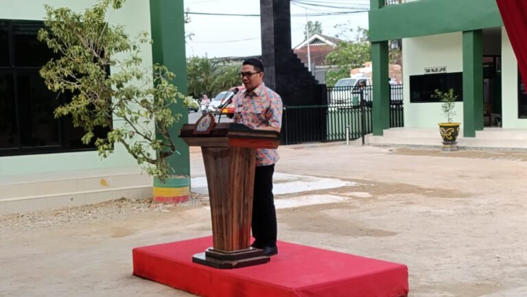 Wali Kota Samarinda Andi Harun mengajak bersinergi antara Pemerintah Kota Samarinda, Dinas Lingkungan Hidup (DLH), dan TNI dalam aksi sosial yang bertujuan untuk membersihkan sungai Karang Mumus yang merupakan sumber air bersih bagi Kota Samarinda Kalimantan Timur (Kaltim).