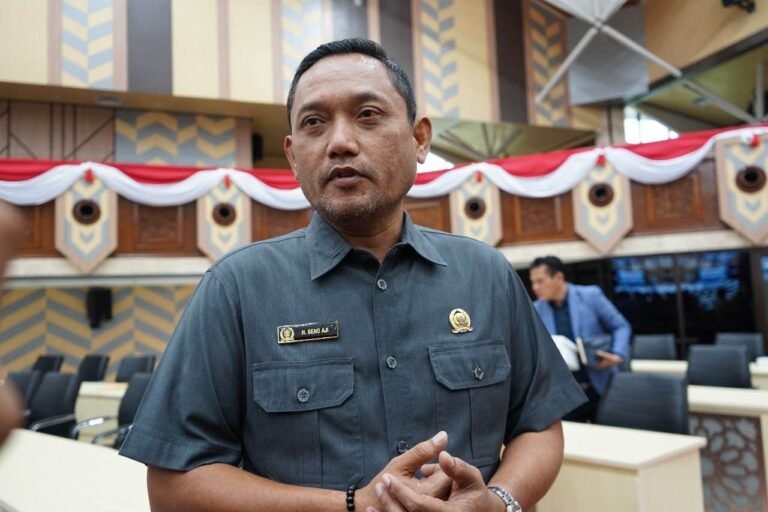 Wakil Ketua DPRD Kalimantan Timur (Kaltim) Seno Aji mengaku ingin ada sanksi finansial dalam Ranperda Pemprov Kaltim tentang Sistem Penanggulangan Bencana Kebakaran Hutan dan Lahan.