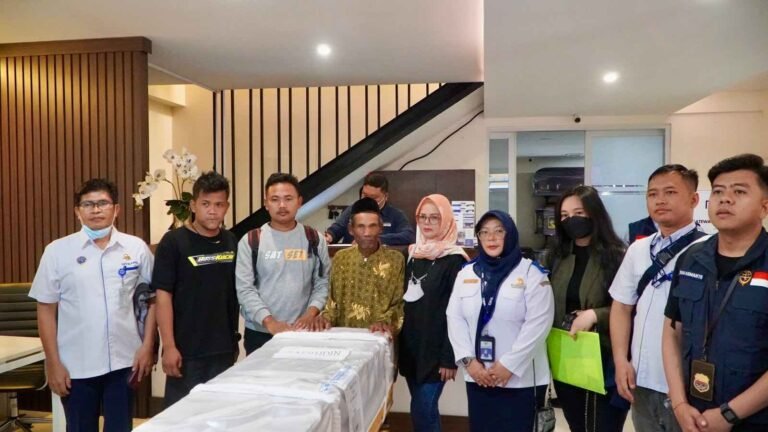 Kementerian Perhubungan (Kemenhub) memfasilitasi pemulangan tiga jenazah Anak Buah Kapal (ABK) MV.2 HESIN yang meninggal karena kecelakaan kapal.