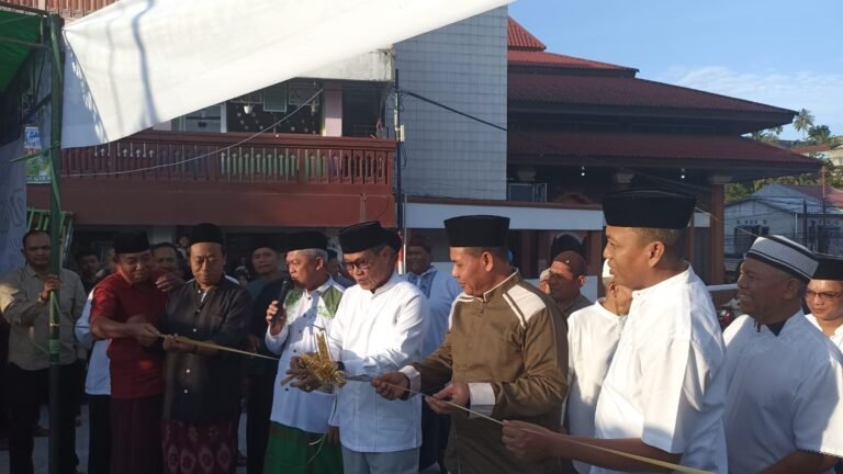 Wakil Wali Kota Samarinda, Kalimantan Timur (Kaltim) Rusmadi Wongso, secara resmi membuka Pasar Ramadan Masjid Jami' Jabal Nur di Jalan Wolter Monginsidi Gang 6, Samarinda, Kalimantan Timur, Selasa (12/3/2024).