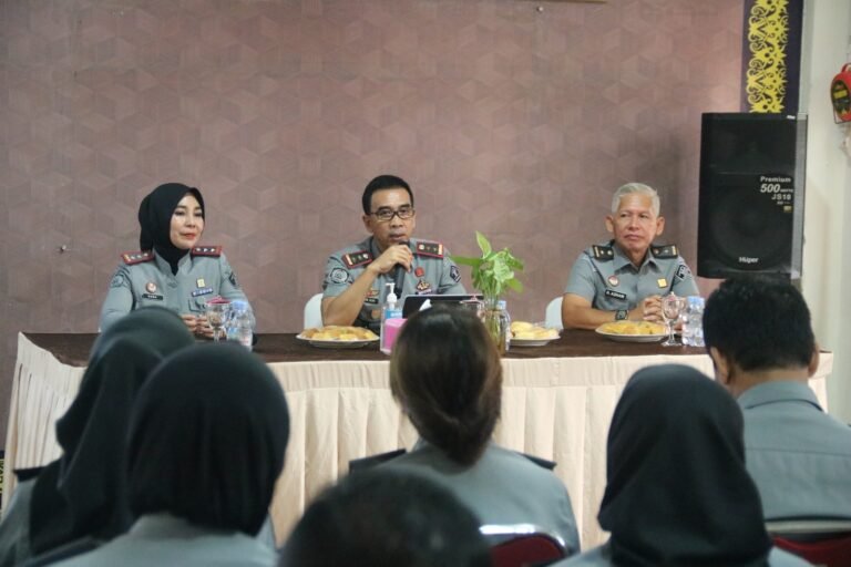 Menyambut bulan suci Ramadan, Kepala Kantor Wilayah Kemenkumham Kaltim Gun Gun Gunawan melakukan kunjungan ke Lapas Perempuan Kelas IIA Tenggarong, Senin (4/3/2024).