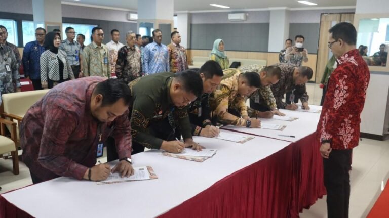 Teks: Gun Gun Gunawan saat memantau kegiatan