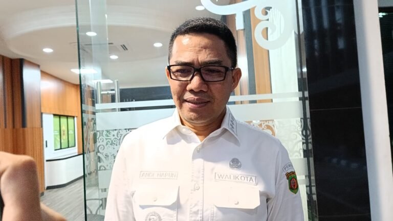 Kebakaran melanda SMP Negeri 5 Samarinda, Kalimantan Timur (Kaltim) di Jalan Ir. Juanda, menyebabkan kerusakan signifikan pada beberapa bangunan di area tersebut, termasuk perumahan guru di Jalan Wijaya Kusuma 5.