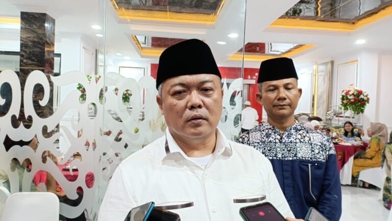 Dalam upaya untuk mempromosikan aktivitas yang sehat dan positif di kalangan pemuda, Polisi Resort Kutai Kartanegara (Kukar) di Kalimantan Timur sedang bersiap untuk menggelar kompetisi lari malam sejauh 100 meter.