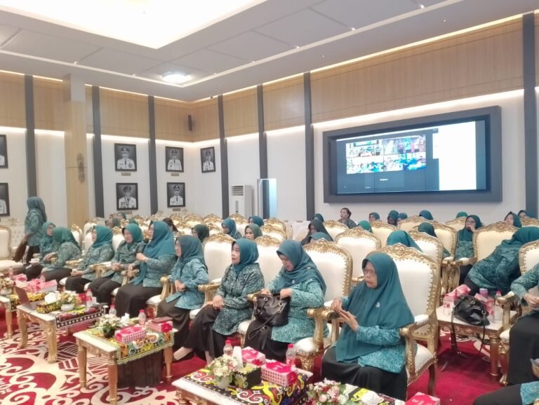 Tim Penggerak Pemberdayaan dan Kesejahteraan Keluarga (TP PKK) Provinsi Kalimantan Timur (Kaltim) dan TP PKK Kota Samarinda, menyenggarakan kegiatan Gerakan Menanam Cabai Serempak.