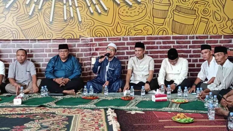 Ketua Komisi II DPRD Kalimantan Timur (Kaltim), Nidya Listiyono mengadakan buka puasa bersama (Bukber) Ikatan Paguyuban Keluarga Tanah Jawi (Ikapakarti) dan masyarakat sekitar, di Angkringan Punakawan, Minggu (17/3/2024).