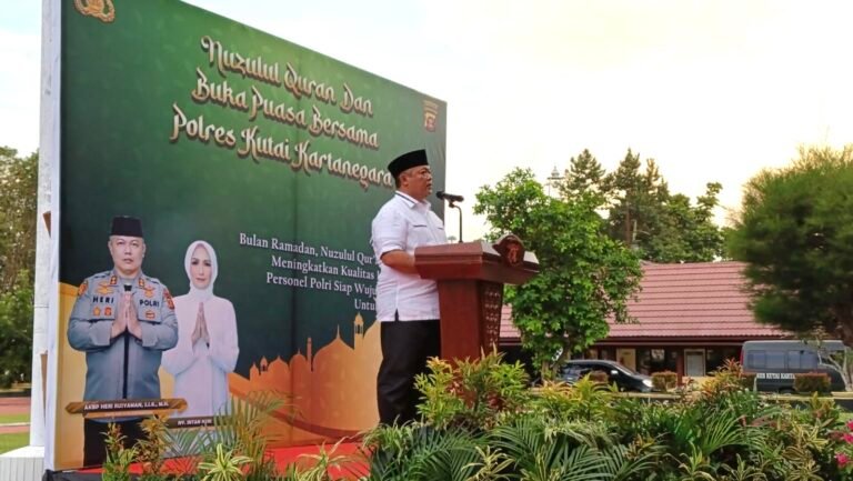 Bertepatan 17 Ramadan 1445 Hijriyah, Polisi Resort Kabupaten Kutai Kartanegara (Kukar) Kalimantan Timur (Kaltim) mengadakan Peringatan Malam Nuzulul Quran dan Buka Puasa Bersama yang dirangkaikan dengan pemberian santunan untuk 35 orang anak yatim piatu.